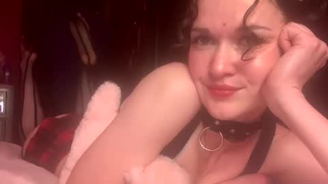 Snapshot of southerndolls chatting on 09-30-25, 03:33 Honey Suckle online show from 09-30-25, 03:33