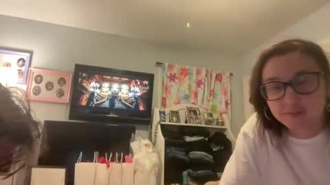 Snapshot of spacecase843 chatting on 12-08-24, 11:19 TrndSettrz online show from 12-08-24, 11:19