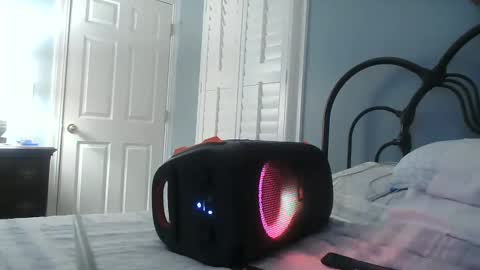 Snapshot of spacecase843 chatting on 02-09-25, 01:55 TrndSettrz online show from 02-09-25, 01:55