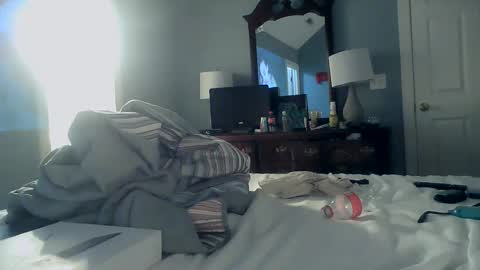 Snapshot of spacecase843 chatting on 02-12-25, 02:56 TrndSettrz online show from 02-12-25, 02:56