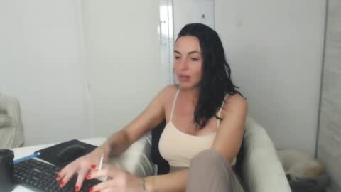 Snapshot of spicemint chatting on 03-03-25, 05:39 Carla online show from 03-03-25, 05:39