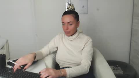 Snapshot of spicemint chatting on 03-04-25, 05:56 Carla online show from 03-04-25, 05:56