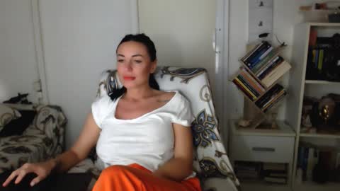 Snapshot of spicemint chatting on 09-19-25, 03:02 Carla online show from 09-19-25, 03:02