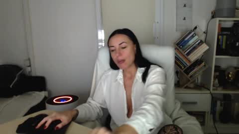 Snapshot of spicemint chatting on 10-19-25, 02:29 Carla online show from 10-19-25, 02:29