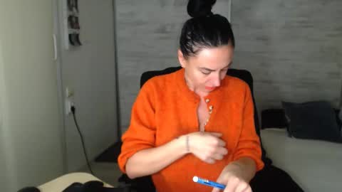 Snapshot of spicemint chatting on 11-14-25, 06:50 Carla online show from 11-14-25, 06:50