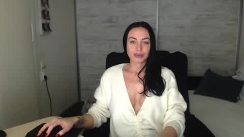 Snapshot of spicemint chatting on 11-17-25, 02:34 Carla online show from 11-17-25, 02:34