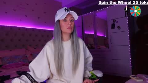 Snapshot of spicygirls chatting on 12-20-25, 10:11 Alicia online show from 12-20-25, 10:11