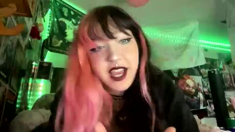Snapshot of spookysanrihoe chatting on 10-31-25, 04:30 Pixie online show from 10-31-25, 04:30