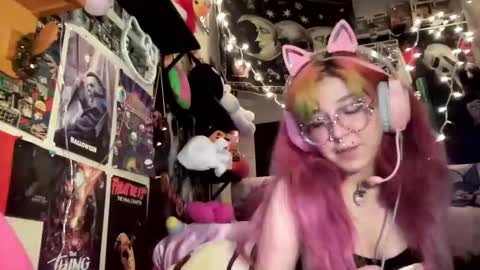 Snapshot of spookysanrihoe chatting on 05-10-26, 12:16 Pixie online show from 05-10-26, 12:16