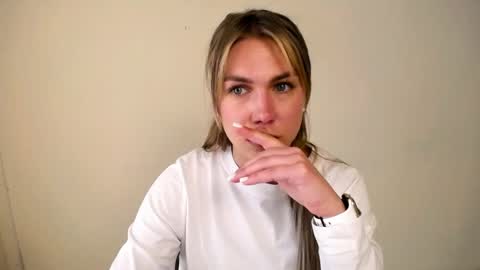 Snapshot of sport_tall_karina chatting on 05-04-26, 08:10 Karina online show from 05-04-26, 08:10