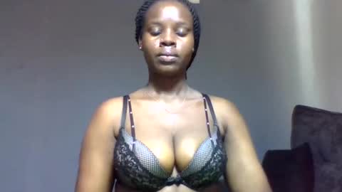 Snapshot of squiter_girlie chatting on 12-19-25, 08:10 Squiter online show from 12-19-25, 08:10