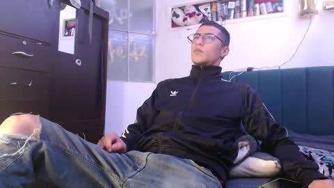 Snapshot of sr_porn01 chatting on 02-17-25, 09:30 sr_porn01 online show from 02-17-25, 09:30