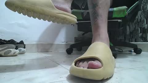Snapshot of srfindomfeet_ chatting on 06-15-26, 07:10 sr master cum its my old account online show from 06-15-26, 07:10