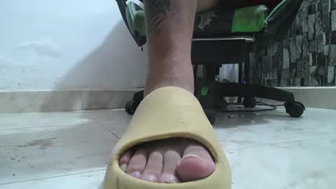 Snapshot of srfindomfeet_ chatting on 06-17-26, 09:01 sr master cum its my old account online show from 06-17-26, 09:01