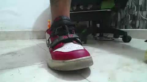 Snapshot of srfindomfeet_ chatting on 06-17-26, 09:05 sr master cum its my old account online show from 06-17-26, 09:05