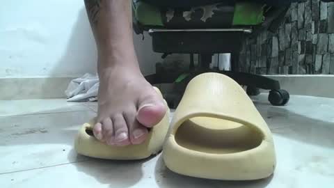 Snapshot of srfindomfeet_ chatting on 06-19-26, 06:40 sr master cum its my old account online show from 06-19-26, 06:40