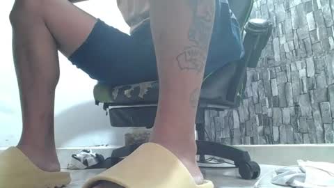 Snapshot of srfindomfeet_ chatting on 06-19-26, 06:45 sr master cum its my old account online show from 06-19-26, 06:45