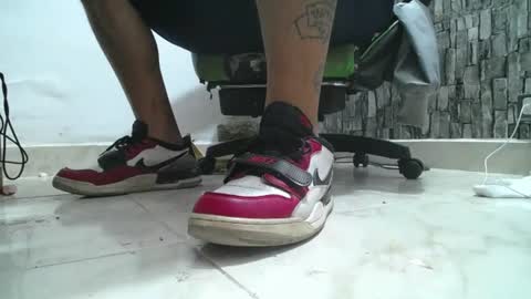 Snapshot of srfindomfeet_ chatting on 06-22-26, 03:25 sr master cum its my old account online show from 06-22-26, 03:25