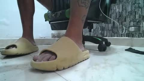 Snapshot of srfindomfeet_ chatting on 06-26-26, 07:07 sr master cum its my old account online show from 06-26-26, 07:07