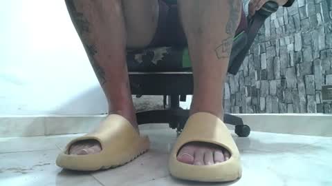 Snapshot of srfindomfeet_ chatting on 07-04-26, 06:25 sr master cum its my old account online show from 07-04-26, 06:25