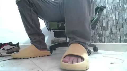 Snapshot of srfindomfeet_ chatting on 07-05-26, 05:42 sr master cum its my old account online show from 07-05-26, 05:42