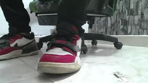 Snapshot of srfindomfeet_ chatting on 07-10-26, 07:05 sr master cum its my old account online show from 07-10-26, 07:05