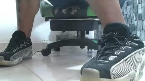 Snapshot of srfindomfeet_ chatting on 07-14-26, 06:13 sr master cum its my old account online show from 07-14-26, 06:13