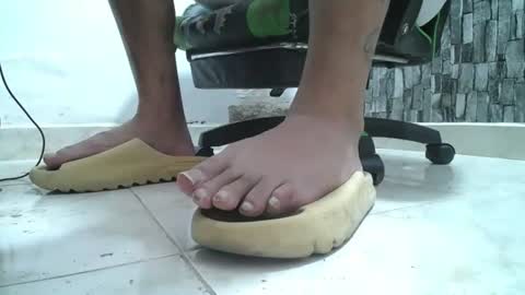 Snapshot of srfindomfeet_ chatting on 07-18-26, 09:07 sr master cum its my old account online show from 07-18-26, 09:07