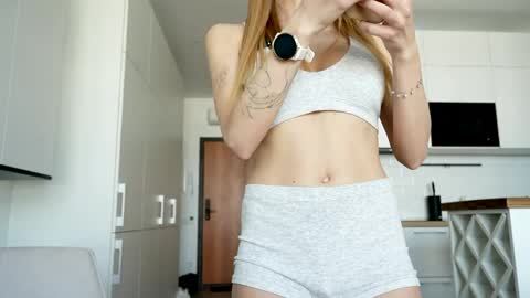 Snapshot of ssscarlett chatting on 04-22-26, 11:45 Scarlett online show from 04-22-26, 11:45