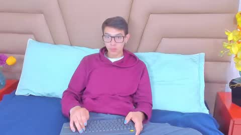 Snapshot of ssweetthott chatting on 03-08-25, 01:03 Ssweetthott online show from 03-08-25, 01:03