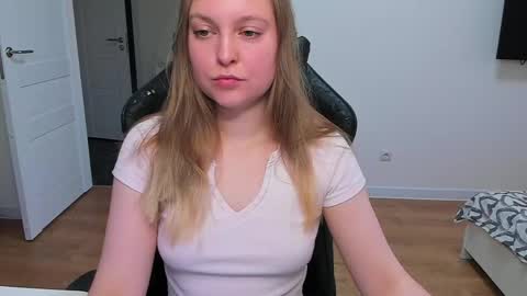 Snapshot of stacy_miraclee chatting on 05-14-26, 06:15 Stacy online show from 05-14-26, 06:15
