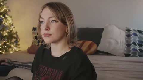 Snapshot of stanovaya300kg chatting on 12-18-25, 02:45 Kristina online show from 12-18-25, 02:45