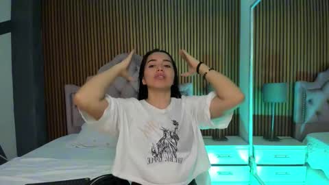 Snapshot of starbutterflyy_ chatting on 11-04-25, 04:00 STAR online show from 11-04-25, 04:00