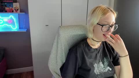 Snapshot of starelli chatting on 05-19-26, 01:56 Kate online show from 05-19-26, 01:56