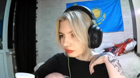 Snapshot of starremick chatting on 09-11-25, 04:07 Katie online show from 09-11-25, 04:07