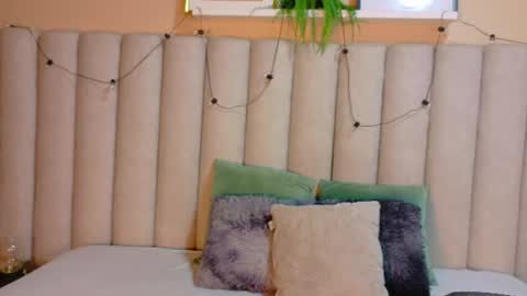 Snapshot of starrmoon__ chatting on 06-15-26, 12:35 M O O N online show from 06-15-26, 12:35