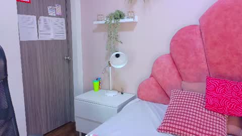 Snapshot of starrmoon__ chatting on 06-27-26, 07:46 M O O N online show from 06-27-26, 07:46