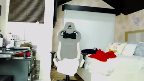 Snapshot of stefi_alizon chatting on 02-25-25, 04:46 Zuly online show from 02-25-25, 04:46