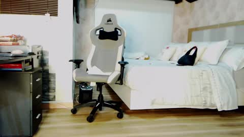 Snapshot of stefi_alizon chatting on 03-11-25, 03:26 Zuly online show from 03-11-25, 03:26