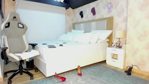 Snapshot of stefi_alizon chatting on 10-29-25, 01:19 Zuly online show from 10-29-25, 01:19