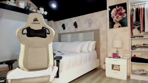 Snapshot of stefi_alizon chatting on 11-18-25, 01:11 Zuly online show from 11-18-25, 01:11