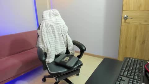 Stefany Bratz online show from 10-23-25, 03:50