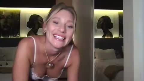 Stella online show from 10-22-25, 04:18