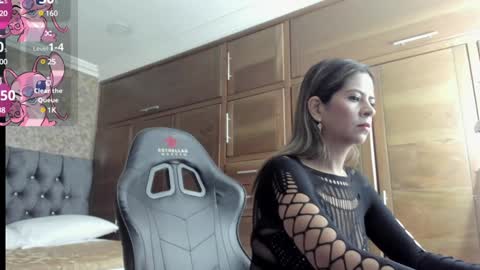 Snapshot of stella_xue chatting on 12-21-24, 08:43 Estella online show from 12-21-24, 08:43