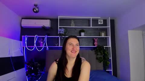 Snapshot of stephierousee chatting on 02-25-26, 06:39 Stephie online show from 02-25-26, 06:39