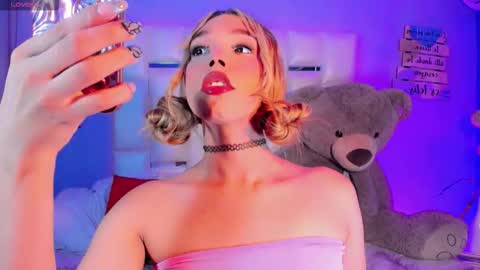 Snapshot of steyseequeen chatting on 11-14-25, 08:40 Steisee Reyes online show from 11-14-25, 08:40