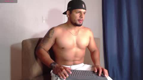 Snapshot of stone_lee_ chatting on 07-22-26, 05:21 Stone Lee online show from 07-22-26, 05:21