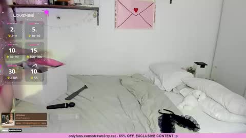 Snapshot of str4wb3rrycat chatting on 10-31-25, 11:55 kat online show from 10-31-25, 11:55