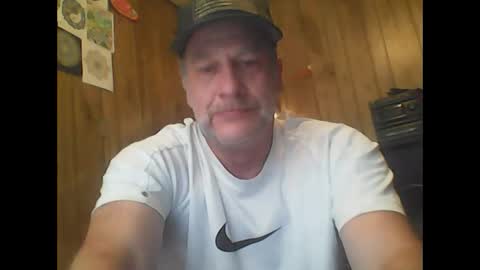 Snapshot of straightmaletouse chatting on 04-20-26, 04:43 straightmaletouse online show from 04-20-26, 04:43
