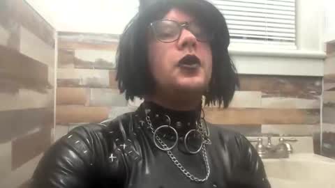 Snapshot of strangespence chatting on 11-09-25, 08:12 Mistress kinki online show from 11-09-25, 08:12